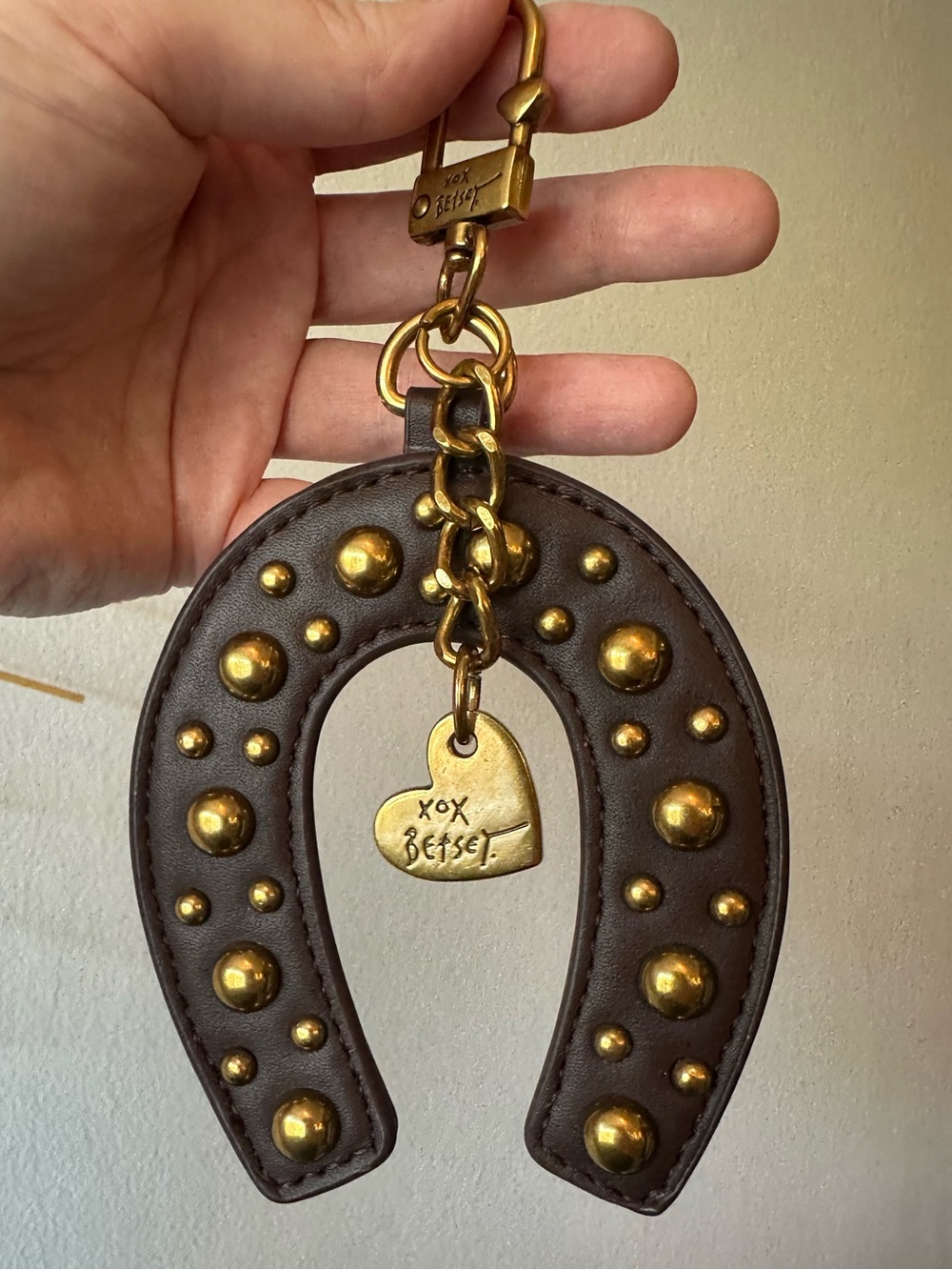 Betsey Johnson Brown Horseshoe Keychain Bag Charm Gold Studs & Charm NWOT - Picture 4 of 4